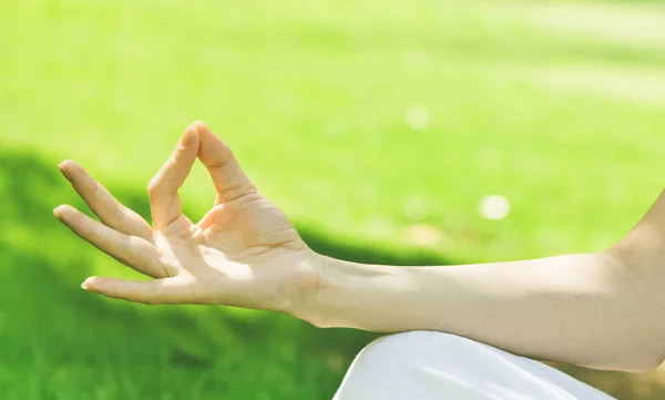 Vrouw Hand Tijdens Meditatie Buitenshuis — Stockfoto