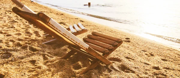 暑假和假期的概念 日落时分 在海边的沙滩上空着两把沙滩躺椅 — 图库照片