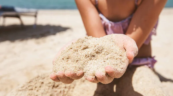 Primo Piano Mani Bambina Tenendo Sabbia Sulla Spiaggia — Foto Stock