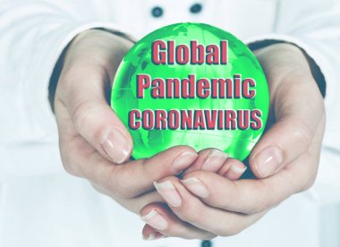 Coronavirus Covid-19 pandemik konsept. Dünya küresi insan ellerinde, virüs tüm dünyaya yayılıyor..