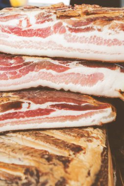 Tütsülenmiş domuz pastırması. Yerel çiftçi pazarında yerel geleneksel yiyecekler .