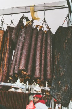 Tütsülenmiş etin seçilmiş yardımcısı, yerel çiftçi pazarında Sırp el yapımı geleneksel yiyecekler.
