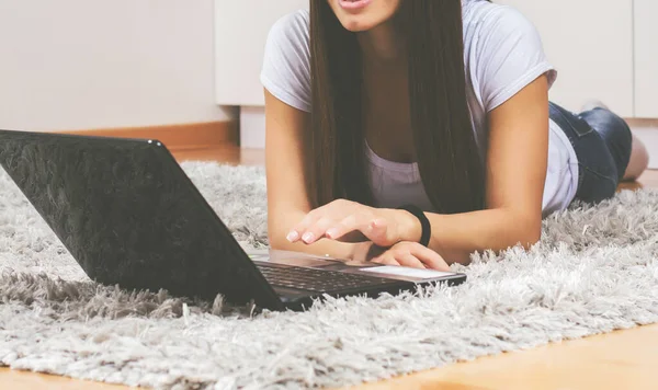Junge Schöne Frau Internet Surfend Mit Laptop Freizeitkleidung Hause Auf — Stockfoto