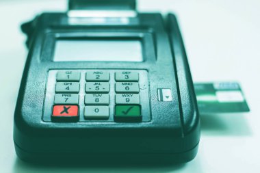 POS terminaline ödeme yaparak kredi kartıyla ödeme.