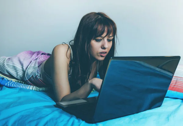 Όμορφη Νεαρή Γυναίκα Που Χρησιμοποιεί Φορητό Υπολογιστή Στο Κρεβάτι — Φωτογραφία Αρχείου