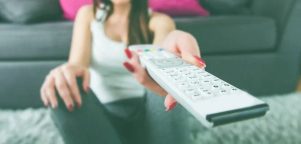 Jonge Vrouw Met Televisie Afstandsbediening Van Kanaal Veranderen — Stockfoto