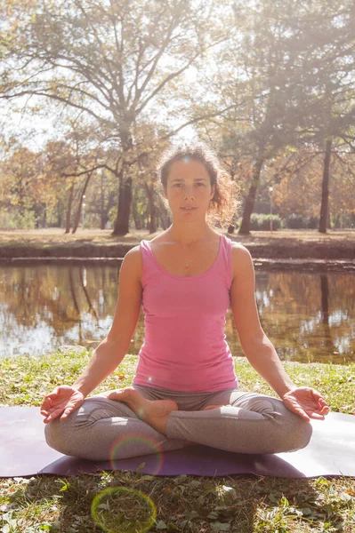 Woman Meditating Practicing Yoga Park Beautiful Sunny Autumn Day — Stok Foto