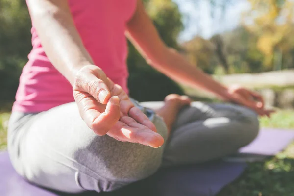 Mujer Meditando Practicando Yoga Parque Hermoso Día Soleado Del Otoño —  Fotos de Stock