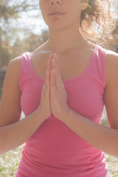 Donna Che Medita Pratica Yoga Parco Bella Giornata Autunno Soleggiata — Foto Stock