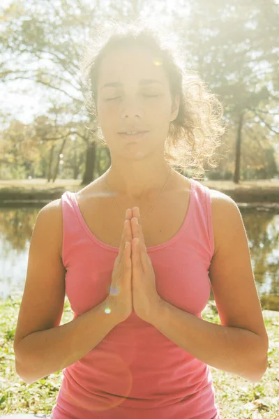 Güneşli Bir Sonbahar Gününde Parkta Kadın Meditasyon Yapıyor Yoga Yapıyor — Stok fotoğraf