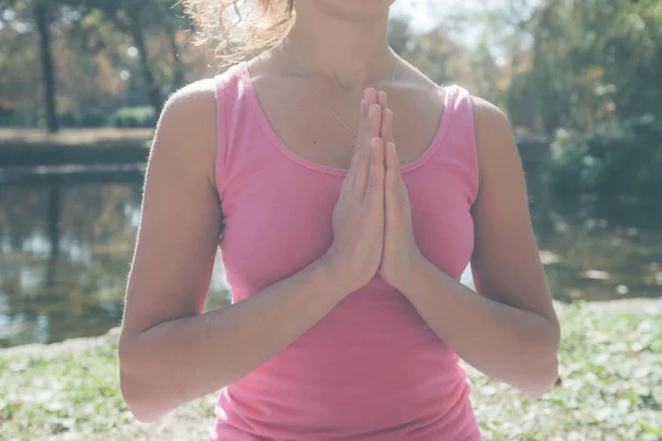 Mujer Meditando Practicando Yoga Parque Hermoso Día Soleado Del Otoño —  Fotos de Stock