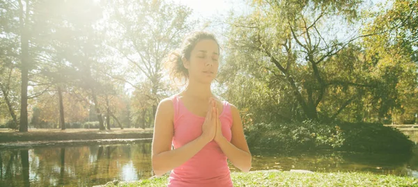 Mujer Meditando Practicando Yoga Parque Hermoso Día Soleado Del Otoño —  Fotos de Stock