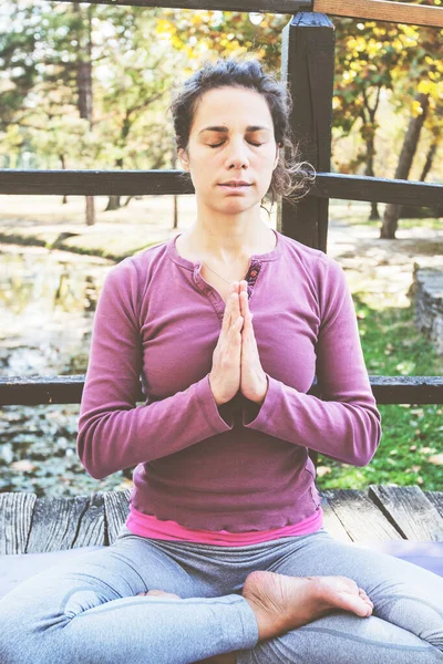 Mujer Meditando Practicando Yoga Lotus Pose Padmasana Meditación Soleado Día —  Fotos de Stock