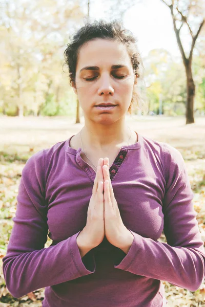 Frau Meditiert Und Praktiziert Yoga Lotus Pose Padmasana Meditation Einem — Stockfoto