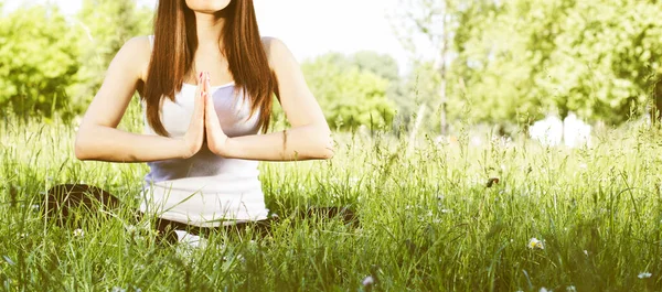 Femme Méditant Pratiquant Yoga Parc Par Une Belle Journée Ensoleillée — Photo
