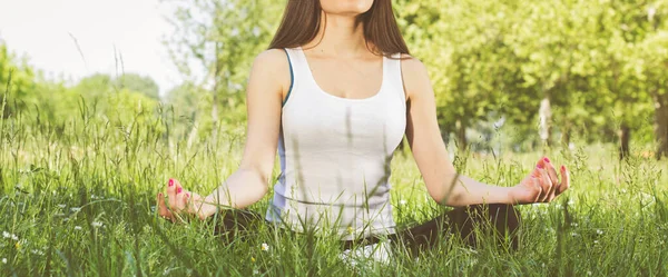 Mulher Meditando Praticando Yoga Parque Belo Dia Ensolarado — Fotografia de Stock