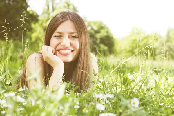 Beautiful Smiling Woman Enjoy Nature Relax Outdoor Spring Happy Portrait — Stock Photo, Image