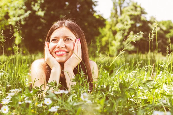 Vacker Leende Kvinna Njut Naturen Koppla Utomhus Vår Lyckliga Porträtt — Stockfoto