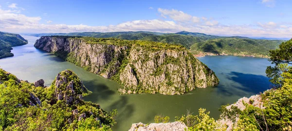 Nanılmaz Doğa Tuna Nehri Manzarası Sırbistan Avrupa Lkbahar Gün Işığı — Stok fotoğraf