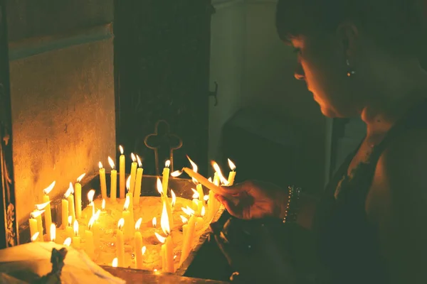 Mulher Acende Uma Vela Igreja — Fotografia de Stock