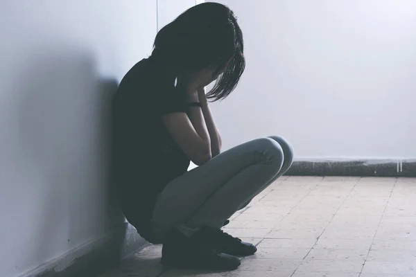 Καταθλιπτικό Έφηβο Κορίτσι Κάθεται Στο Πάτωμα Χέρια Καλύπτουν Πρόσωπο — Φωτογραφία Αρχείου