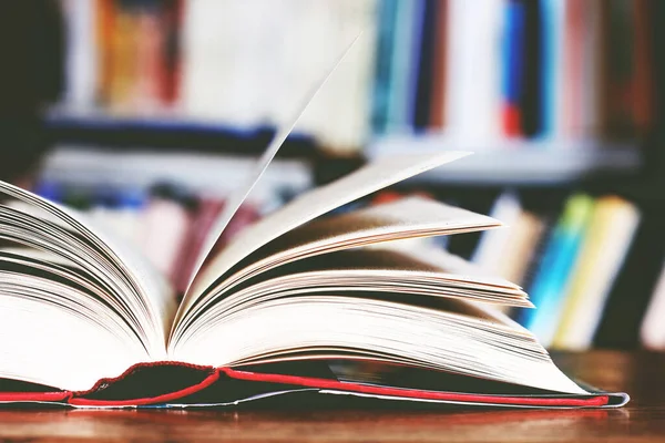 Bildungskonzept Offenes Buch Mit Bibliothek Hintergrund — Stockfoto