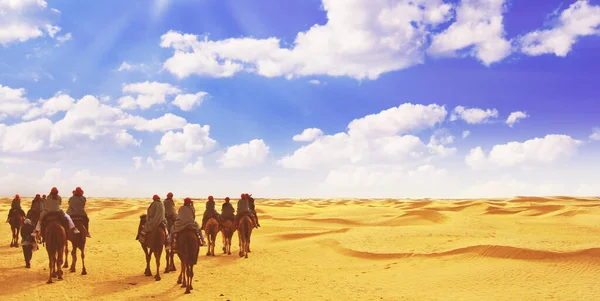 観光客はチュニジアのサハラ砂漠でラクダに乗る — ストック写真