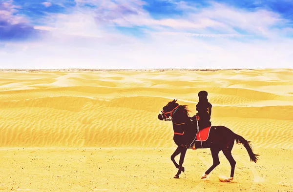 在突尼斯的撒哈拉沙漠骑马的贝都因人 — 图库照片