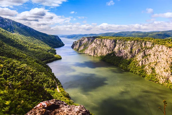 セルビア側 セルビア ルーマニアの国境から見たドナウ川の美しい渓谷のパノラマビュー 春の自然景観 — ストック写真