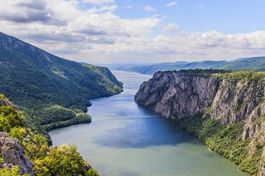 Tuna Nehri 'nin Sırbistan, Sırbistan ve Romanya sınırından görülen güzel vadisinin panoramik manzarası. Bahar doğası manzarası