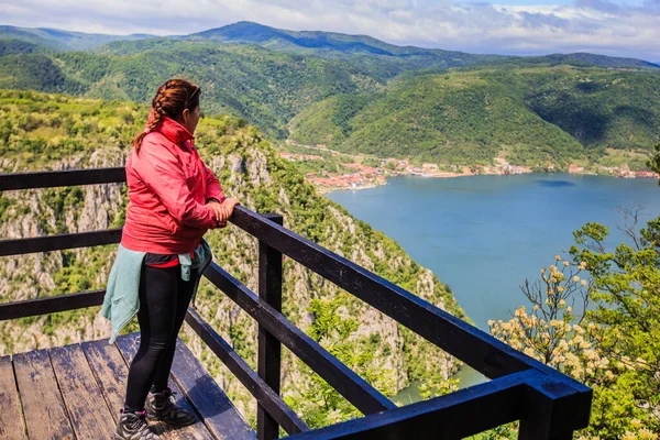 Mujer Disfrutar Naturaleza Paisaje Del Río Danubio Hermosa Vista Desde — Foto de Stock