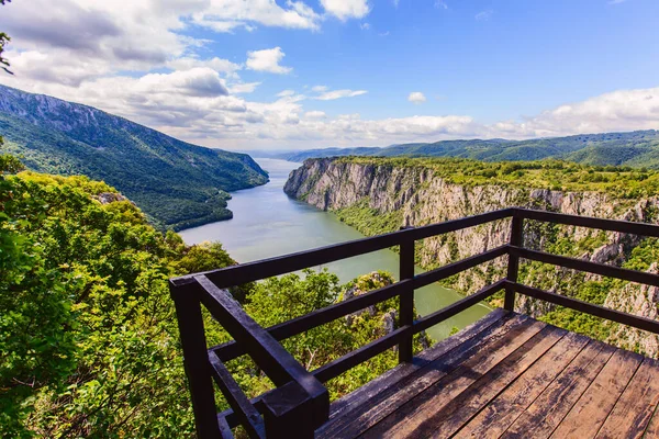 木製の展望台 セルビア ルーマニアの国境から見たドナウ川の峡谷の壮大な風景 — ストック写真