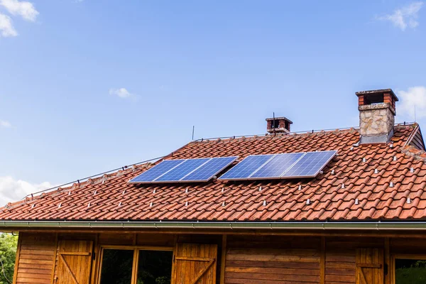 Casa Legno Ecologico Con Pannello Solare Sul Tetto — Foto Stock