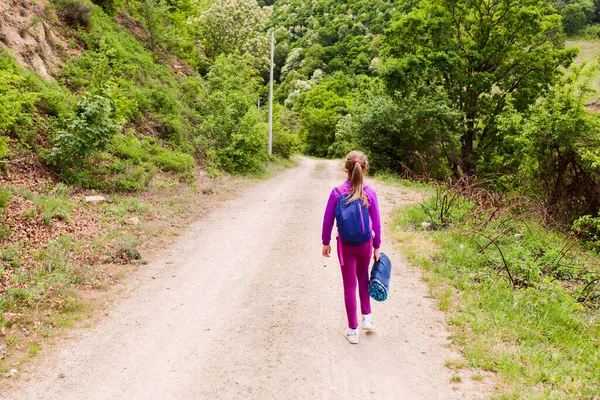 Menina Com Mochila Andando Natureza — Fotografia de Stock