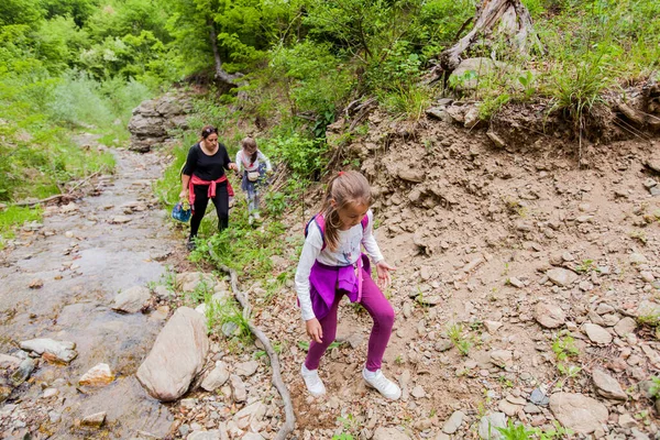 Famiglia Godetevi Natura Passeggiando Vicino Torrente Escursionismo Persone Flusso Primavera — Foto Stock