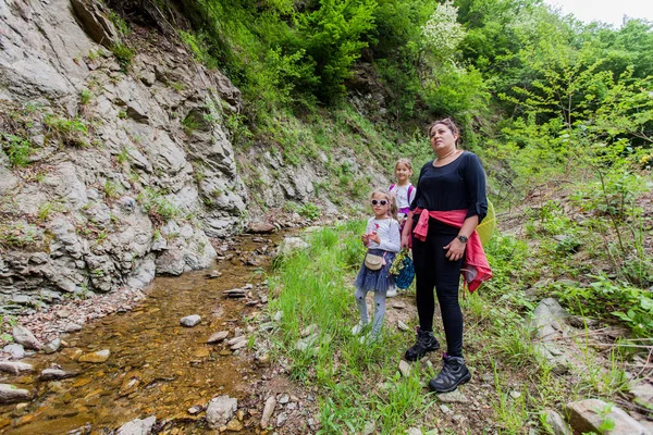 Perhe Nauttia Luonnosta Kävely Creek Patikointi Ihmiset Stream Kevät — kuvapankkivalokuva