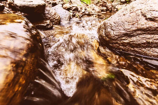 Czysta Słodka Woda Leśny Skalisty Potok Wiosenny Dzień Przyrodzie — Zdjęcie stockowe