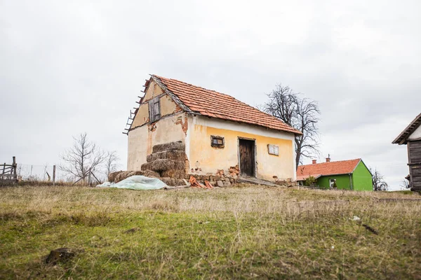 Casa Rurale Terreni Agricoli Paesaggio Rurale Villaggio Serbia Giornata Nuvolosa — Foto Stock