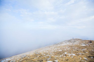 Sırbistan 'ın doğusundaki Rtanj Dağı' nın cennet gibi kış manzarasının muhteşem panoramik manzarası. Gökyüzü arkaplanı