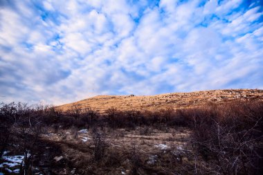 Sırbistan 'ın doğusundaki Rtanj Dağı' nın cennet gibi kış manzarasının muhteşem panoramik manzarası. Gökyüzü arkaplanı