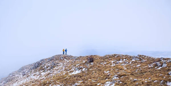 Ein Paar Wanderer Auf Dem Nebligen Gipfel Genießen Einen Schönen — Stockfoto