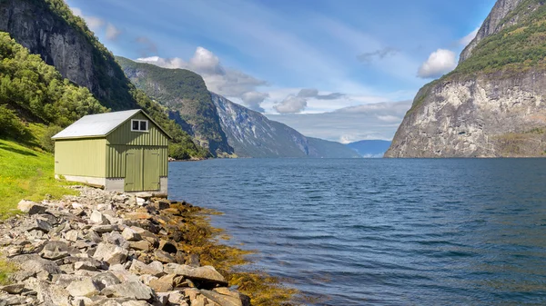 Μικρή καλύβα στο Undredal με το φιόρδ στο παρασκήνιο, Νορβηγία — Φωτογραφία Αρχείου