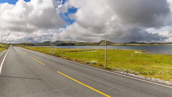 Estrada através do planalto de Hardangervidda em Hordaland, Noruega — Fotografia de Stock