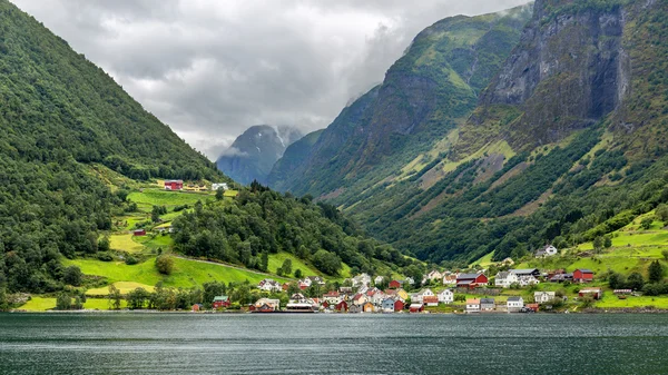 A pitoresca aldeia de Undredal vista do fiorde de Aurlandsfjord , — Fotografia de Stock