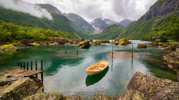 Loď v jezeře nedaleko Buerbreen ledovec, Norsko — Stock fotografie