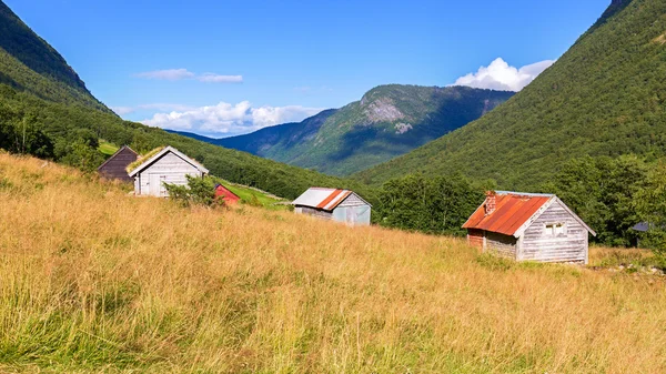 Tipiche cabine in legno in una valle in Norvegia — Foto Stock