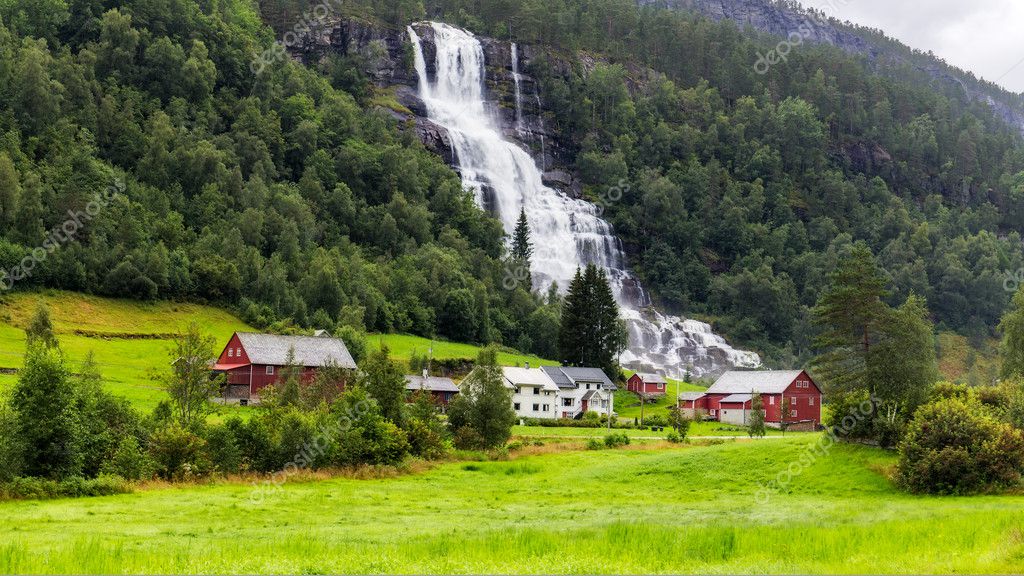 Cachoeira do Tvindefossen em Voss, Noruega — Fotografias ...