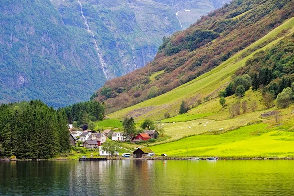 Pequena aldeia às margens do fiorde de Aurlandsfjord na Noruega — Fotografia de Stock