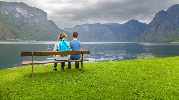 Mère et fils assis sur un banc regardant le fjord à Ulvik — Photo