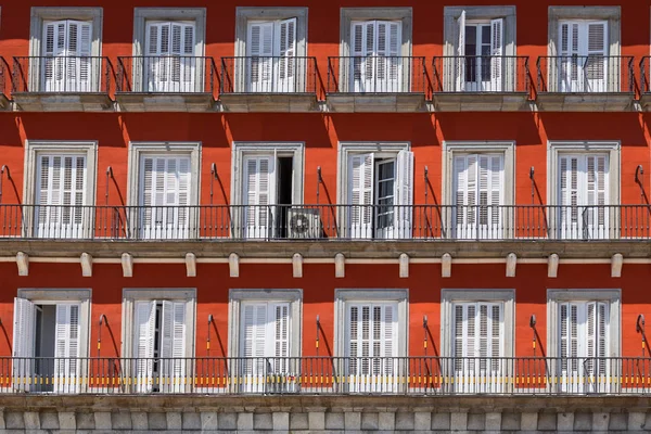 Windows på Plaza Mayor, stora torget i Madrid, Spanien — Stockfoto